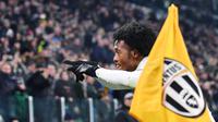 Aksi Juan Cuadrado usai mencetak gol saat melawan Inter Milan pada lanjutan Serie A di Juventus Stadium, Minggu (5/2/2017). Juventus menang 1-0. (Alessandro Di Marco/ANSA via AP)