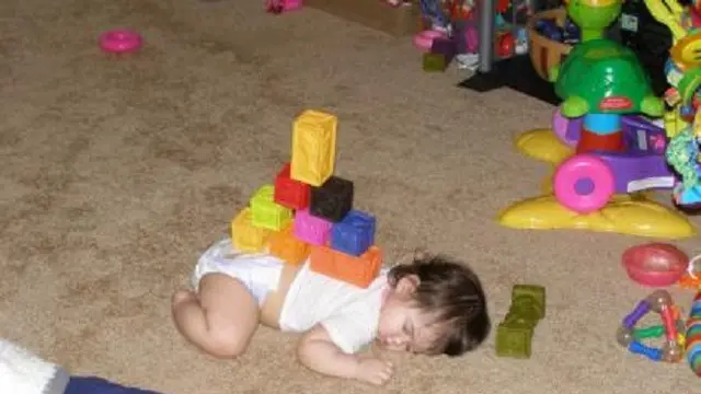 Aksi Orangtua Isengin Anak Saat Tidur, Bikin Ketawa Ngakak
