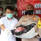 Polisi menunjukkan barang bukti daging oplosan sapi dengan celeng di Tangerang. (Liputan6.com/Pramita Tristiawati)