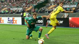 Pemain Rapid, Louis Schaub (kiri), mencuri bola dari kaki penyerang Villarreal CF, Leo Baptistaodi laga fase grup Liga Europa di Stadion Ernst Happel, Wina, Austria, Kamis (18/9/2015) dini hari WIB. (Bola.com/Reza Khomaini)