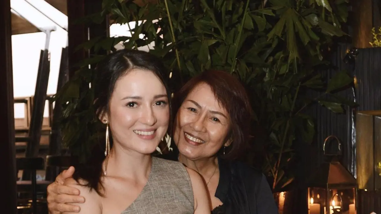 Potret Artis Cantik dan Sang Ibu yang Keturunan Manado (Instagram/ julstelle)