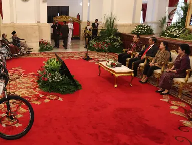 Presiden Joko Widodo bersilaturahmi dengan peserta Jaminan Kesehatan Nasional (JKN) dan perwakilan pemegang Kartu Indonesia Sehat (KIS) di Istana Negara, Jakarta (23/5). (Liputan6.com/Angga Yuniar)