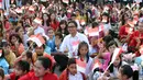 Konduktor Addie MS bersama ratusan anak-anak mengibarkan bendera Merah Putih saat gelaran Harmoni Indonesia 2018 di Kompleks Gelora Bung Karno, Jakarta, Minggu (5/8). Presiden RI, Joko Widodo hadir dalam acara tersebut. (Liputan6.com/Helmi Fithriansyah)