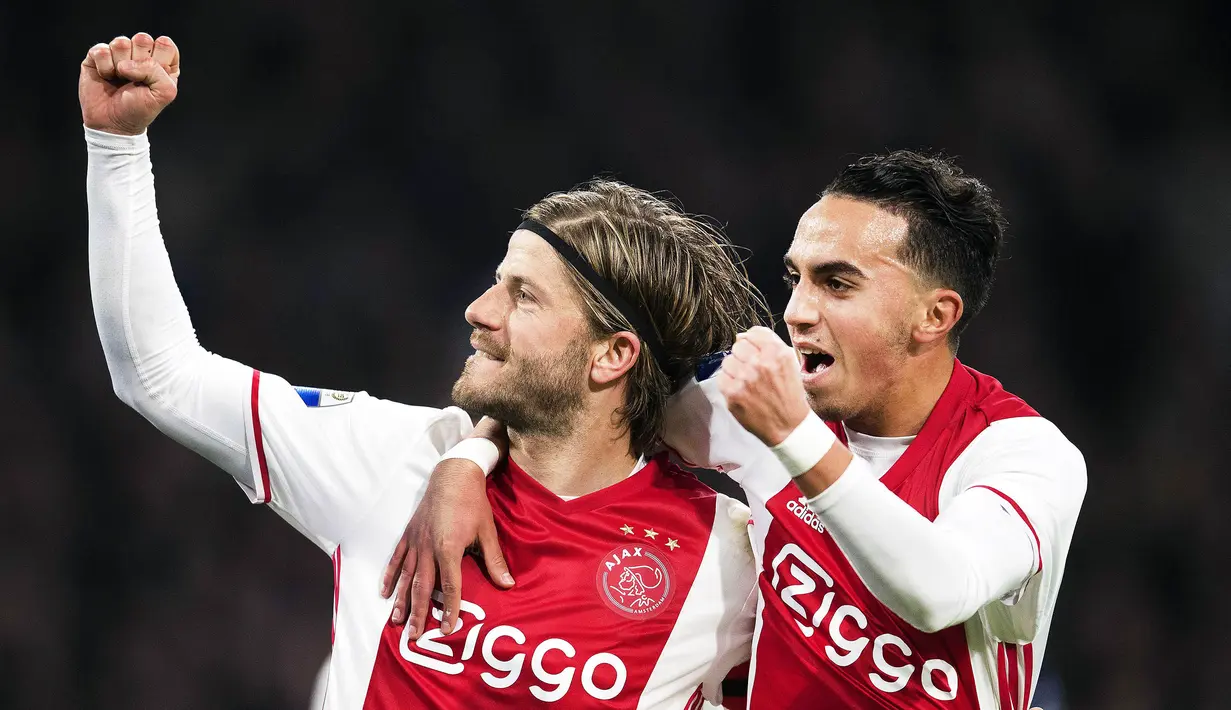 Gelandang Ajax Amsterdam, Abdelhak Nouri, berselebrasi saat mencetak gol ke gawang AZ Alkmaar di Amsterdam, Rabu (5/4/2017). Pemain berusia 20 tahun ini terancam harus mengakhiri kariernya karena mengalami kerusakan otak permanen. (EPA/Olaf Kraak)