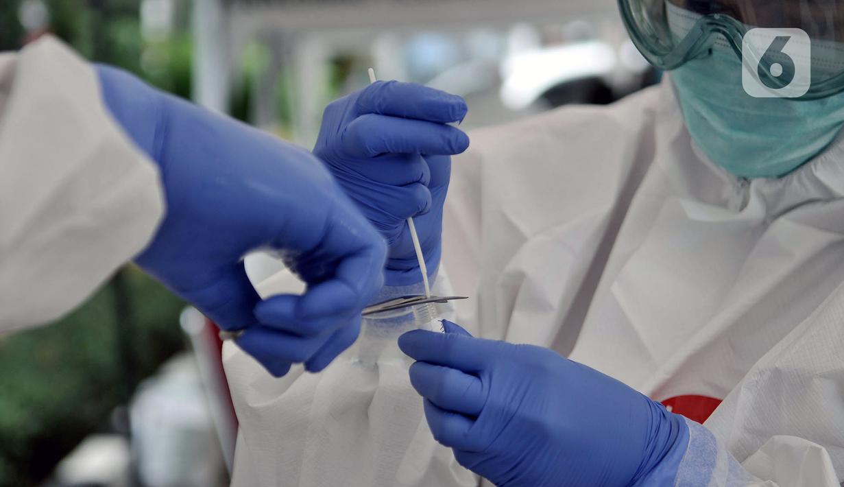 Petugas medis menyimpan hasil tes swab COVID-19 dari salah satu peserta di Kantor Kecamatan Kramat Jati, Jakarta, Selasa (16/6/2020). Puskesmas Kecamatan Kramat Jati menggelar tes swab bagi seluruh pegawai instansi pemerintahan untuk memutus rantai penyebaran COVID-19. (merdeka.com/Iqbal Nugroho)