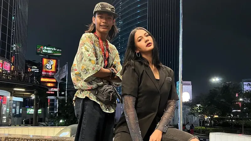 Pose-Pose Paula Verhoeven Bareng Bonge di Citayam Fashion Week