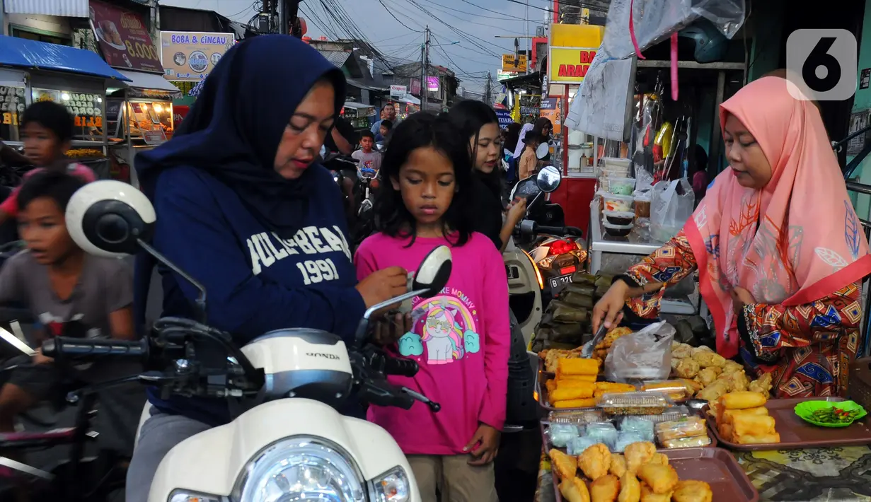 Tidak hanya warga setempat, orang-orang yang kebetulan sedang melintas di sepenjang jalan tersebut pun turut membeli takjil di sini. (merdeka.com/Imam Buhori)