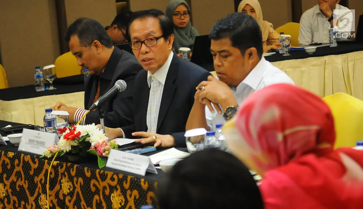 Ketua Kelompok Kerja Industri Pertanian dan Kehutanan KEIN Benny Pasaribu (tengah) memberi pemaparan saat FGD di Jakarta, Senin (29/4/2019). FGD membahas strategi permodalan yang berkelanjutan dalam pengembangan agribisnis padi. (Liputan6.com/Angga Yuniar)