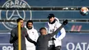 Pelatih Paris Saint-Germain, Mauricio Pochettino, melihat para pemainnya selama sesi latihan di tempat latihan klub Camp des Loges di Saint-Germain-en-Laye pada 14 Februari 2022. PSG akan menjamu Real Madrid pada leg pertama babak 16 besar Liga Champions, Rabu 16 Februari 2022. (FRANCK FIFE/AFP)