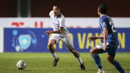 Serangan balik cepat dari Arema FC berbuah manis ketika tendangan keras Dendi Santoso pada menit ke-17 dapat menjebol gawang Persib Bandung. (Bola.com/Bagaskara Lazuardi)