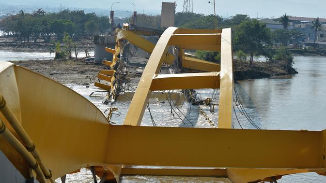 Salah satu landmark Kota Palu, Jembatan Kuning yang ambruk akibat gempa dan tsunami di Sulawesi Tengah, Rabu (3/10). Jembatan itu memiliki panjang 250 meter, selebar 7,5 meter dengan tinggi lengkung 20,2 meter . (AFP PHOTO / ADEK BERRY)