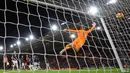 Kiper Manchester United, David De Gea, gagal mengamankan bola saat melawan Southampton pada laga Premier League di Stadion St Mary, Southampton, Sabtu (1/12). Kedua klub bermain imbang 2-2. (AFP/Glyn Kirk)