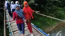 Sejumlah pelajar melintas di jembatan gantung Lebak-Banten. Foto diambil pada Selasa (5/11/2014) (Liputan6.com/Johan Tallo)