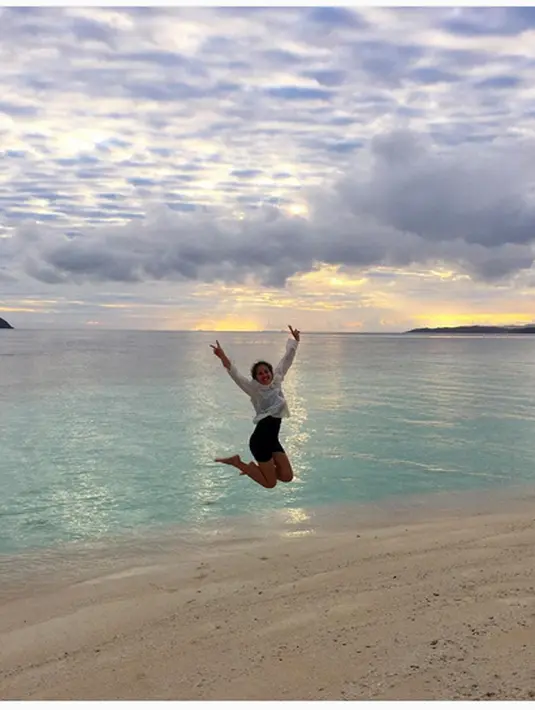 Nominator Selebriti Wanita Paling Fashionable dalam SCTV Infotainment Awards 2015 ini sedang menikmati sunset di pinggir pantai. (Bintang.com/@pevpearce)