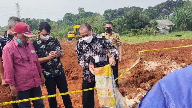 Kementerian Sosial mengecek langsung lokasi penemuan Bapres sembako di lokasi tanah lapang, kawasan KSU, Kecamatan Sukmajaya, Kota Depok. (Liputan6.com/Dicky Agung Prihanto)