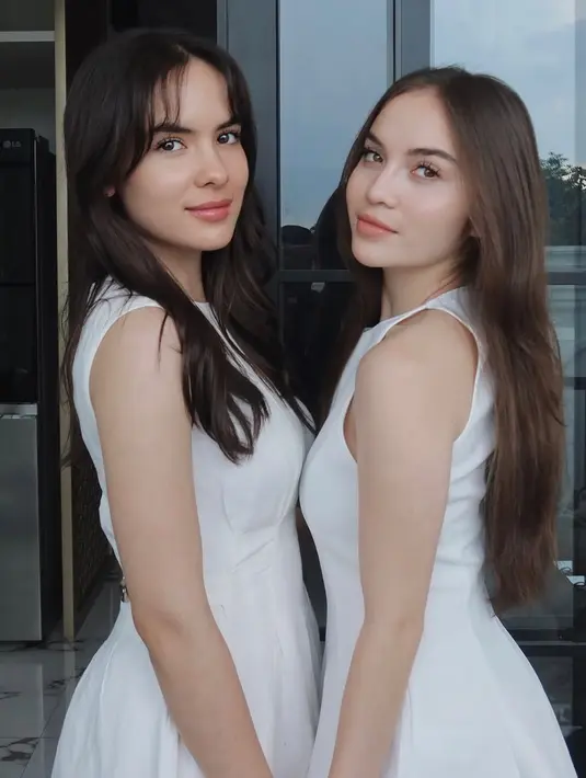 Keduanya terlihat kompak dan serasi dalam balutan gaun putih. Pose anggun dan elegannya terlihat lebih manis dengan ekspresi wajah yang lembut. Dengan makeup natural, kecantikan alami yang mereka miliki semakin memukau. Keduanya terlihat sangat memesona dalam potret ini. (Liputan6.com/IG/@steffizamoraaa)