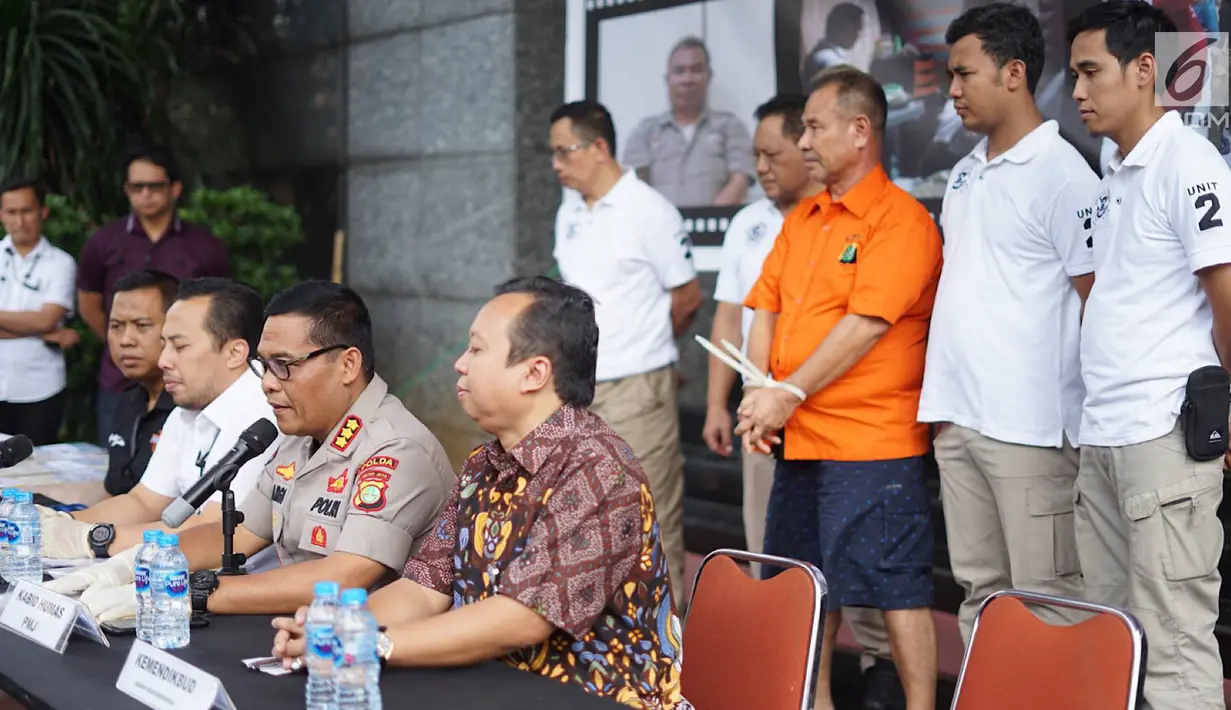 Kabid Humas Polda Metro Jaya Kombes Pol Argo Yuwono memberikan keterangan dalam jumpa pers di Jakarta, Selasa (13/8/2019). Polisi mengamankan sejumlah barang bukti diantaranya berbagai jenis berkas, satu buah handphone, dan 128 lembar kwitansi senilai Rp5 miliyar. (Liputan6.com/Immanuel Antonius)