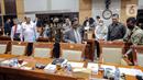 <p>Menteri Koordinator Bidang Politik Hukum dan Keamanan (Menko Polhukam) Mahfud MD tiba untuk mengikuti Rapat Dengar Pendapat (RDP) dengan Komisi III DPR RI di Gedung Parlemen, Jakarta, Rabu (15/2/2023). Rapat membahas penjelasan DPR terhadap RUU Perubahan tentang Mahkamah Konstitusi (MK). (Liputan6.com/Faizal Fanani)</p>