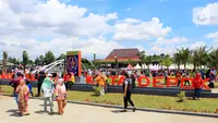 Suasana Alun-Alun Kota Depok yang dipadati warga setelah diresmikan Wali Kota Depok Mohammad Idris, Minggu (12/1/2020). Alun-alun seluas 3,9 hektare ini dilengkapi berbagai fasilitas, hingga gerai UMKM. (Merdeka.com/Muhammad Fayyadh/Magang)