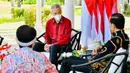 PM Singapura Lee Hsien Loong (tengah) berbincang dengan Presiden Joko Widodo (kanan) di The Sanchaya Resort Bintan, Kabupaten Bintan, Provinsi Kepulauan Riau, Selasa (25/1/2022). Kehadiran PM Lee di Bintan ini untuk menghadiri Leaders’ Retreat Indonesia-Singapura. (Laily Rachev/Biro Pers Setpres)