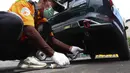 Petugas Suku Dinas Lingkungan Hidup melakukan pengukuran gas buang kendaraan saat operasi uji emisi di Pintu Keluar Terminal Blok M, Jakarta, Kamis (9/4/2026). (Kapanlagi.com/Budy Santoso)