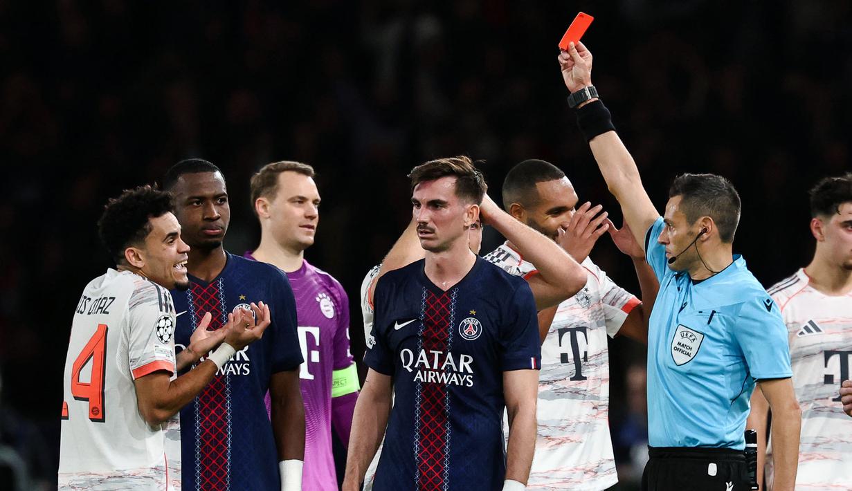 Pemain Bayern Munchen, Luis Diaz mendapatkan kartu merah setelah melakukan pelanggaran dalam laga Liga Champions 2025/2026 melawan PSG di Parc des Princes, Paris, Prancis, Selasa (04/11/2025) waktu setempat. (AFP/Franck Fife)
