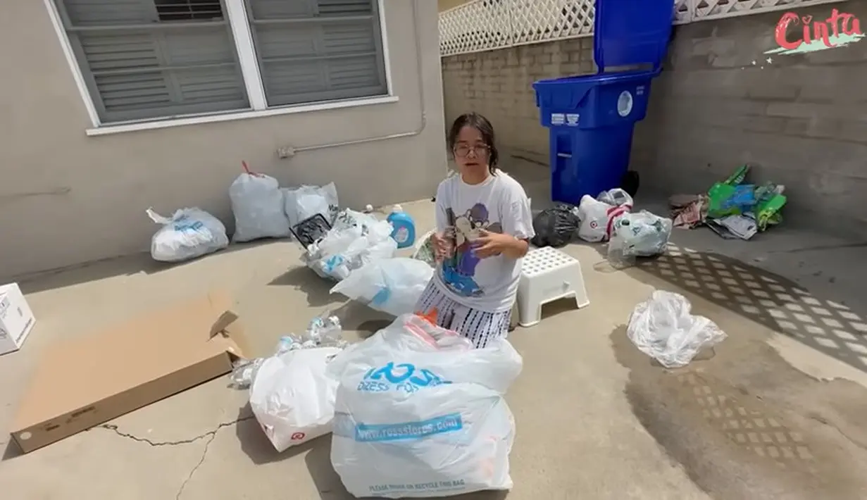 "Ini buat didaur ulang, jadi bisa menghasilkan duit," kata Cinta dikutip dari Instagram Uya Kuya @king_uyakuya. [Youtube/Cinta]