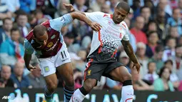 Duel Gabriel Agbonlahor dan Glen Johnson pada pertandingan Liga Inggris antara Aston Villa melawan Liverpool di Stadion Villa Park , Birmingham Sabtu 24 Agustus 2013. (AFP/Olly Greenwood)