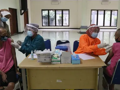 Tenaga kesehatan menyuntikan vaksin Covid-19 AstraZeneca kepada warga binaan sosial di Panti Sosial Bina Insan, Cipayung, Jakarta, Selasa (14/9/2021). Sebanyak 180 warga binaan sosial telah menerima vaksin Covid-19 dosis pertama dan kedua. (Liputan6.com/Herman Zakharia)
