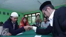 Suasana saat suami Ria Irawan, Mayky Wongkar melakukan Ijab Qabul di KUA Cilandak, Jakarta, Jumat (23/12). Diketahui bahwa suami Ria adalah asistennya yang sudah mendampinginya selama 12 tahun terakhir. (Liputan6.com/Herman Zakharia)