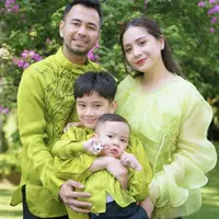 Raffi Ahmad dan Nagita Slavina pun tampil dengan baju serba hijau. Begitupun dengan rayyanza dan Rafathar. @raffinagita1717