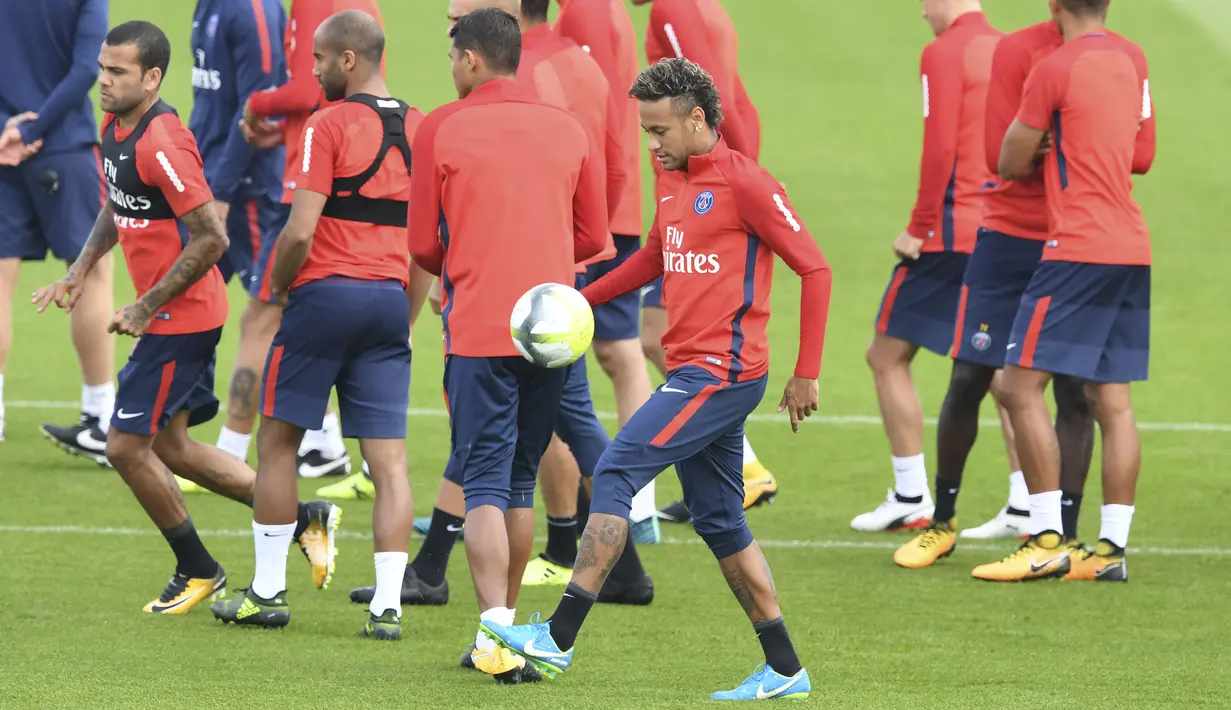 Bintang Baru PSG, Neymar (tengah) saat melakukan jugling pada sesi latihan di Camp des Loges, Paris, (11/8/2017). PSG akan mengawali Liga 1 Prancis melawan Guingamp. (AFP/Alain Jocard)