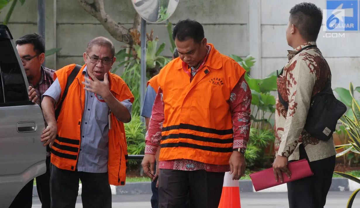 Punding LH Bangkan (kiri) dan Edy Rosada (kanan) tiba di Gedung KPK, Jakarta, Rabu (19/12). Punding dan Edy diperiksa sebagai tersangka dugaan suap limbah sawit di Danau Sembuluh. (Merdeka.com/Dwi Narwoko)