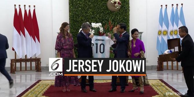 VIDEO: Jokowi Terima Jersey Nomor 10 dari Presiden Argentina