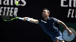 Petenis Hugo Dellien mengembalikan bola dari Rafael Nadal pada pertandingan tunggal putra putaran pertama kejuaraan tenis Australia Terbuka di Melbourne, Australia, Selasa (21/1/2020). Nadal mengalahkan Dellien dan melaju ke putaran kedua Australia Terbuka. (John DONEGAN/AFP)