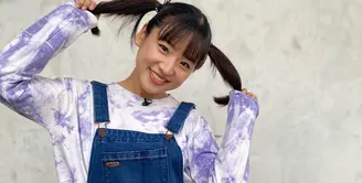 Padu padan denim jumper dan sweater bikin tampilan Haruka terlihat lebih imut. @haruuuu_chan.