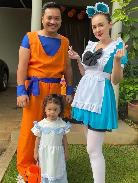 Keluarga kecil ini begitu menikmati suasan Halloween di sekitar rumahnya. Rianti Cartwright dan anaknya tampil senada dengan kostum warna biru putih. Sementara sang suami cosplay jadi Son Goku dengan ciri khas bajunya, biru oranye. Suasana makin seru saat seluruh tetangga juga kompak mengenakan kostum Halloween. (Liputan6.com/IG/@casalfonso)