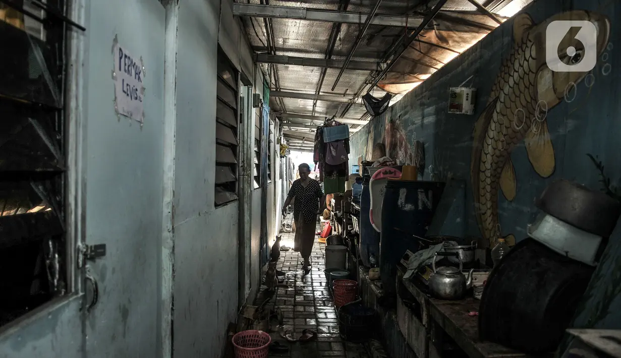 Aktivitas warga yang tetap memilih tinggal di Kampung Akuarium, Penjaringan, Jakarta, Kamis (11/3/2021). Menurut Ketua RT Kampung Akuarium, Topas, mengungkapkan dua dari lima blok Kampung Susun Akuarium ditargetkan rampung pada Agustus 2021. (merdeka.com/Iqbal S. Nugroho)