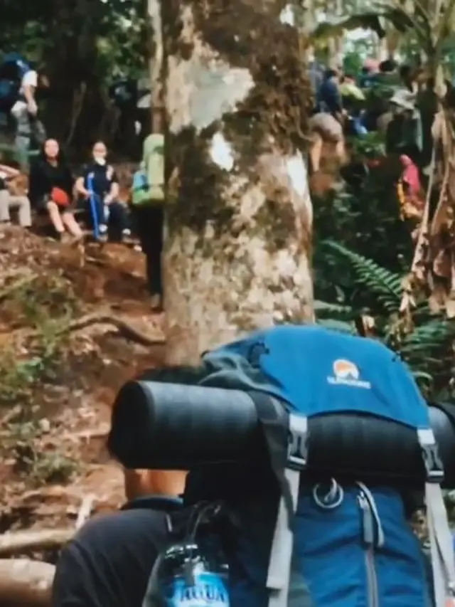 Aksi Kocak Pria Berseragam Karyawan Minimarket di Jalur Pendakian Gunung Gede