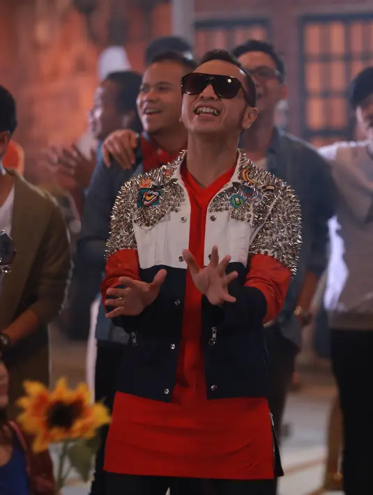 Selain musisi yang terlibat dalam album ‘Satu’, proses syuting video klip ‘Kemesraan’ juga dimeriahkan oleh model-model video klip yang membuat suasana makin ceria. (Galih W. Satria/Bintang.com)