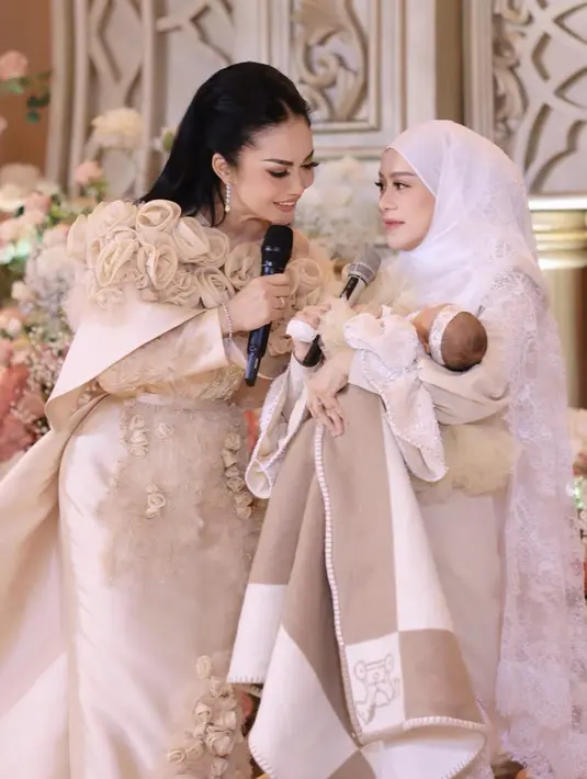 <p>Krisdayanti jadi salah satu tamu spesial di acara Akikah anak ke-2 Lesti Kejora. Tampilan salah satu Diva Indonesia ini pun begitu totalitas dengan nuansa earth tone sesuai acaranya. [@krisdayantilemos]</p>