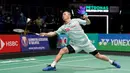 Kenta Nishimoto saat melawan Jonatan Christie pada pertandingan bulu tangkis tunggal putra Malaysia Open 2023 di Bukit Jalil Axiata Arena, Kuala Lumpur, Malaysia, Kamis (12/1/2023). Jonathan Christie kalah dua gim langsung dari Kenta Nishimoto dengan skor 15-21 dan 17-21. (AP Photo/Kien Huo)