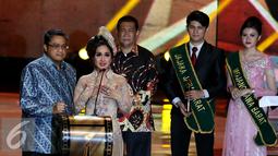 Paramitha Rusady dan Dede Yusuf saat menyampaikan Lifetime Achievment Award (Penghargaan Capaian Seumur Hidup) dalam Festival Film Bandung ke-28 untuk Didi Petet, Jawa Barat, Sabtu (12/9/2015). (Liputan6.com/Herman Zakharia)