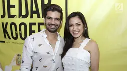 Aktris Jessica Iskandar didampingi aktor India, Vishal Singh, seusai peluncuran Jedar Koofee di Kemang, Jakarta, Sabtu (29/7). Meski memiliki kedekatan khusus, salah satu dari mereka menampik telah berpacaran. (Liputan6.com/Herman Zakharia)