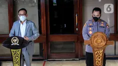 Kabareskrim Polri Komjen Pol Listyo Sigit Prabowo (kanan) bersama Ketua Komisi III DPR RI Herman Hery (kiri) menyampaikan keterangan pers usai mengikuti uji kelayakan dan kepatutan calon Kapolri di Lobi Nusantara II, Kompleks Parlemen, Jakarta, Rabu (20/1/2021). (Liputan6.com/Johan Tallo)