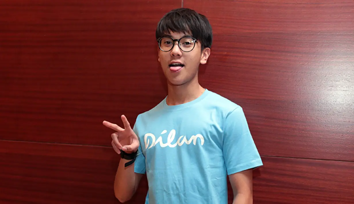 Dilan, karakter yang diperankan Iqbaal Ramadhan ini memang berhasil bikin cewek baper. Pasalnya, sebagai anak cowok yang terbilang nakal, Dilan juga dekat dengan ibunya yang ia panggil dengan sebutan ‘Bunda’. (Deki Prayoga/Bintang.com)