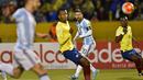 Pemain timnas Argentina Lionel Messi mengamati arah bola saat Kualifikasi Piala Dunia 2018 zona Amerika Latin melawan Ekuador di Stadion Atahualpa, Rabu (11/10). Hat-trick Messi membawa Argentina lolos ke Piala Dunia dengan skor 3-1. (Rodrigo BUENDIA/AFP)