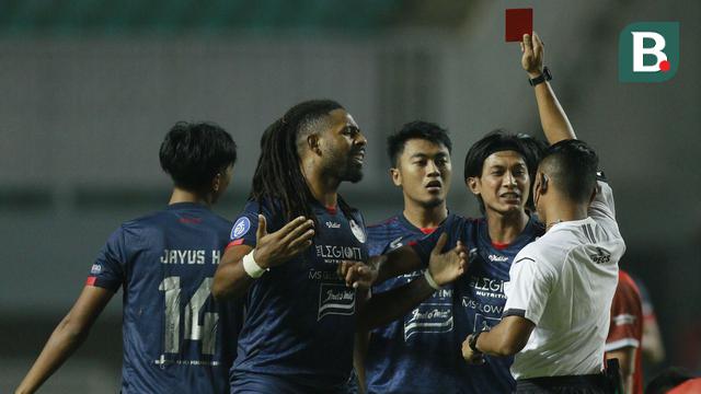 Foto: Baru Berjalan 4 Menit Pemain Arema FC Diganjar Kartu Merah saat Menghadapi PSM Makassar di Babak Pertama BRI Liga 1