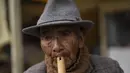 Emegilo Toque, 95, memainkan serulingnya di pasar makanan populer di Puno, Peru, Minggu (29/1/2023). Tetapi gejolak politik yang berkepanjangan semakin mengancam untuk menggagalkan stabilitas ekonomi negara itu. (AP Photo/Rodrigo Abd)