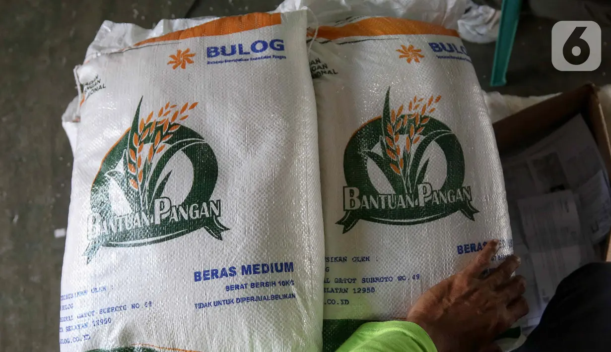 Bantuan Pangan Beras ini dapat dipastikan tujuannya adalah membantu pemenuhan kebutuhan pangan masyarakat yang membutuhkan. (Liputan6.com/Herman Zakharia)